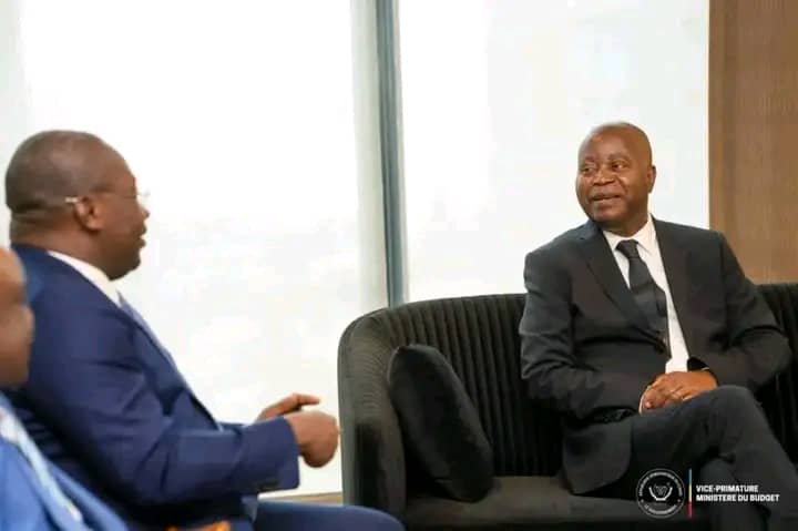 RDC-BUDGET/Instant Rencontre:
Adolphe Muzito a assuré que le futur budget, revu à la hausse, intégrera les priorités sociales, notamment les infrastructures dans l’Est du pays, conformément aux engagements du chef de l’État.

<a href="/BrandonMilalu/">Brandon MILALU</a> 
@Ndjondji