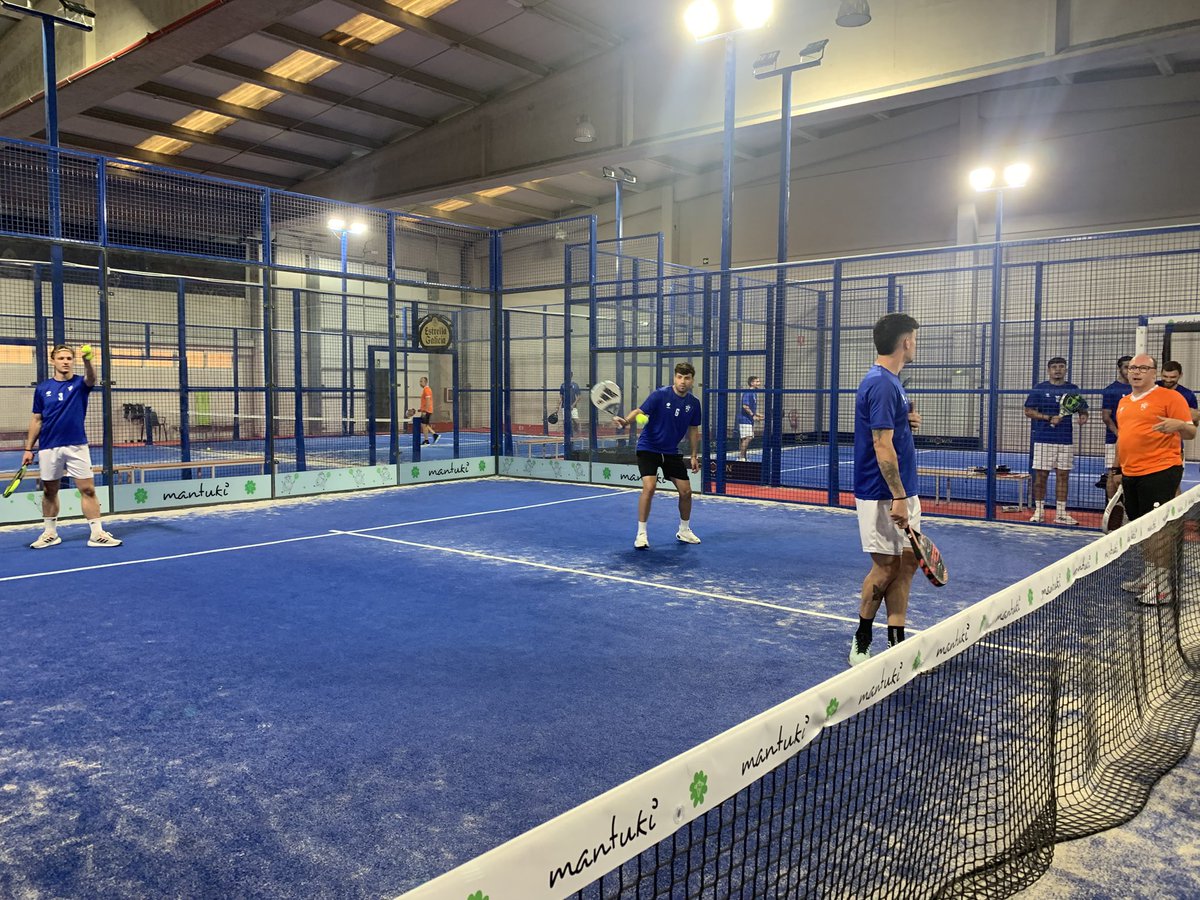 CDArnedo's tweet photo. 📸💪 Hoy, entrenamiento diferente
Nuestro equipo ha cambiado el campo por la pista y hemos disfrutado de una jornada distinta en Gpadel.
Un día para trabajar, reír y seguir fortaleciendo al grupo 🔥🏓⚽

¡Gracias a Gpadel por acogernos y hacerlo posible! 🙌

🤍🩵 #VamosArnedo https://t.co/U7CmDCXMuK