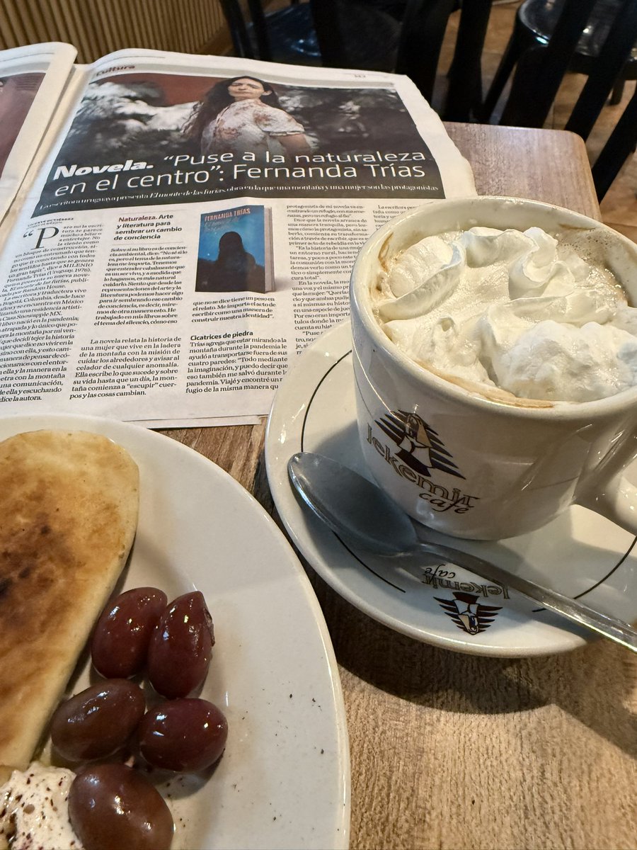 Soy de los que aún se dan tiempo para #leer un periódico “real” disfrutando de un buen café vienés en <a href="/cafejekemir/">CAFE JEKEMIR</a> y lo mejor, descubro a la autora #FernandaTrías 🇺🇾gracias a la pluma de Vicente Gutiérrez. <a href="/Milenio/">Milenio</a> 📚#libros