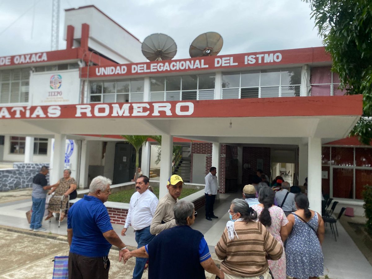 IEEPOGobOax's tweet photo. En las sedes de Valles Centrales, Puerto Escondido, Matías Romero, Tuxtepec y Tlaxiaco, el IEEPO que dirige @EMILIOMONTERO continúa con la entrega de órdenes de pago del Bono a Jubilados 2025. 
#PorUnOaxacaConMejorEducación https://t.co/zjHKvrUCV9