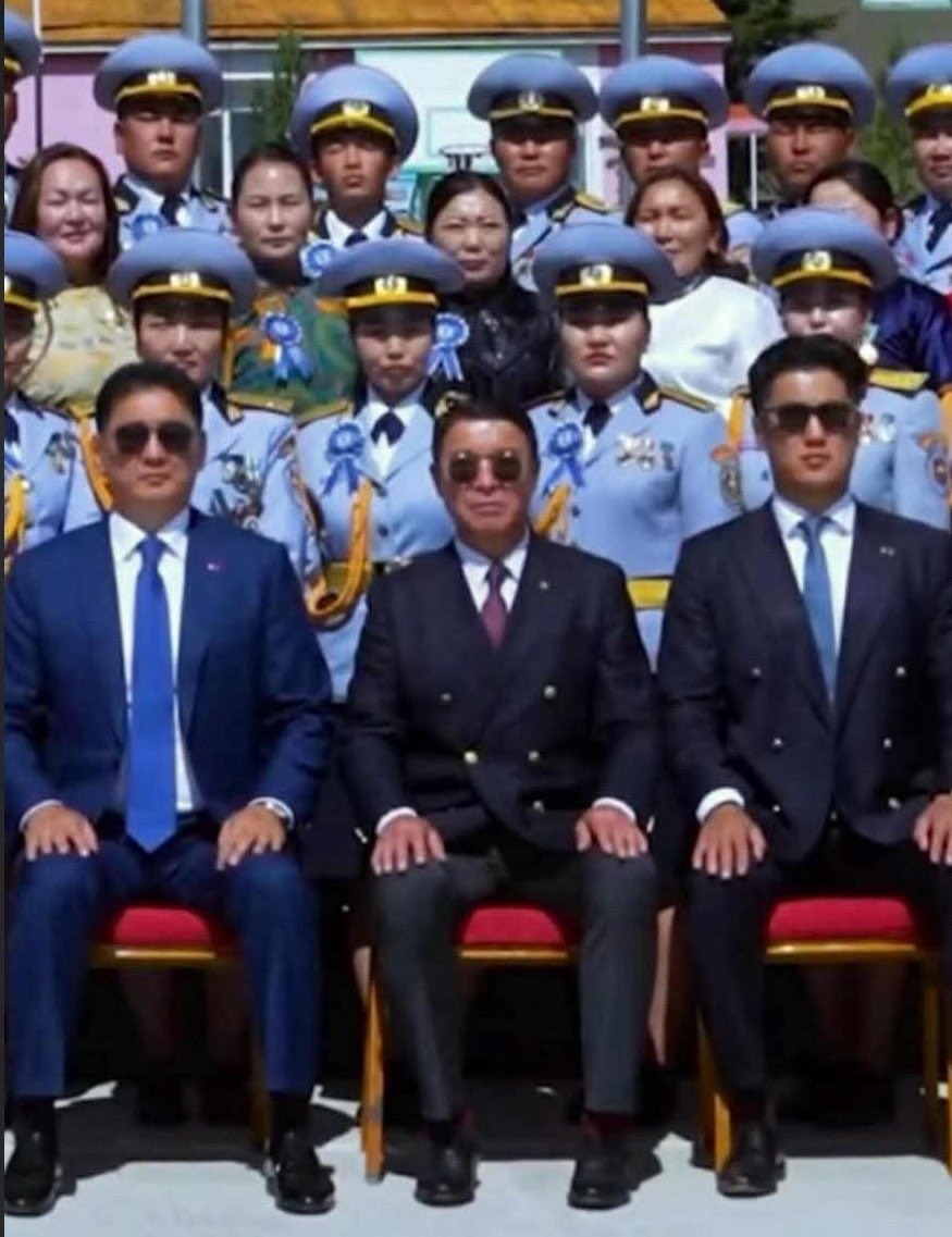 Элэг минь, тэр гарнууд нь бас яаж байгаан бэ кккк