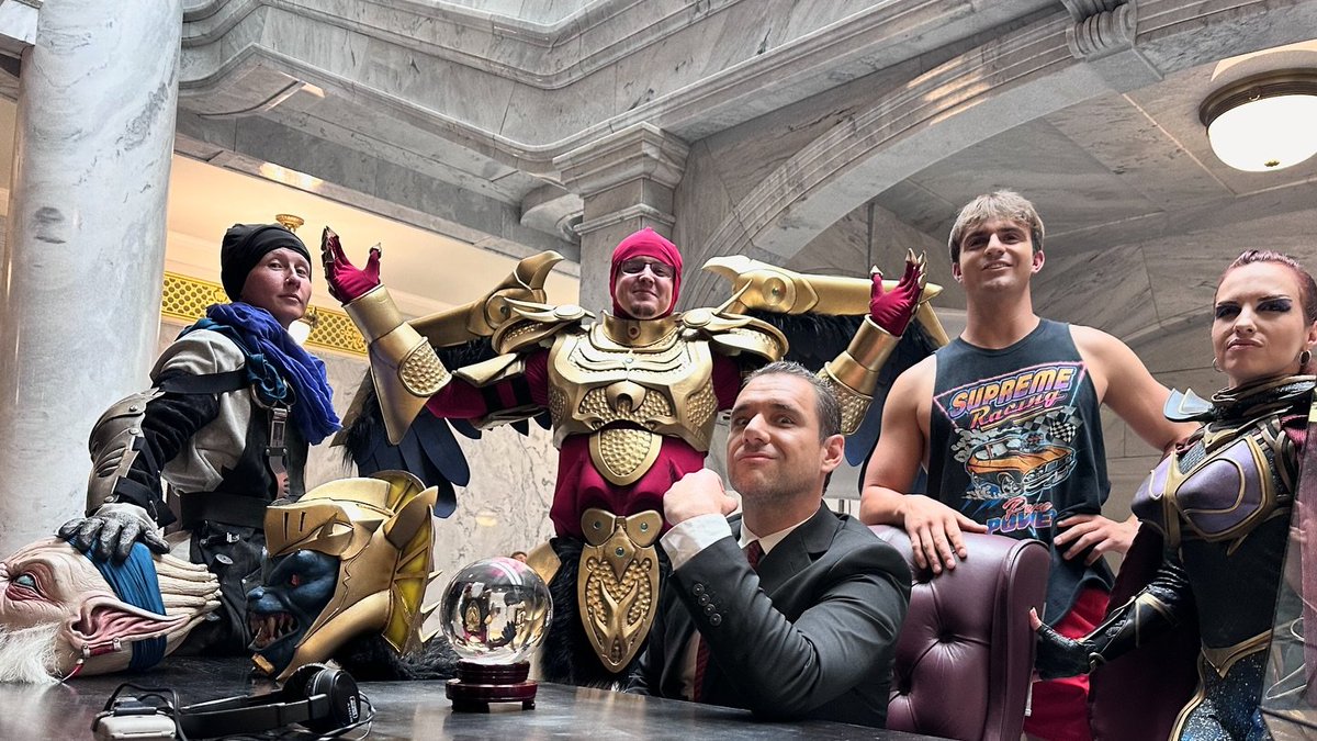 Vilões de POWER RANGERS X NINJA KIDZ!

Temos na foto, Finster, Goldar, Rita Repulsa...

Quem será esse de terno na foto? Seria Ziktor (Grimlord) de VR TROOPERS?