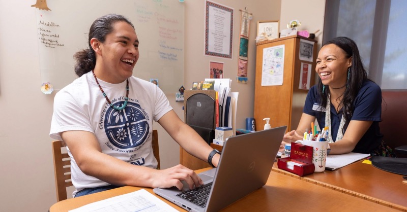 AZRegents's tweet photo. Through Jacks on Track, @NAU is helping Arizonans return to college to complete their degrees.

With the help of a dedicated success coach, students can:
💰 Explore financial aid options
🎓 Develop a degree completion plan 
📚 Access support resources