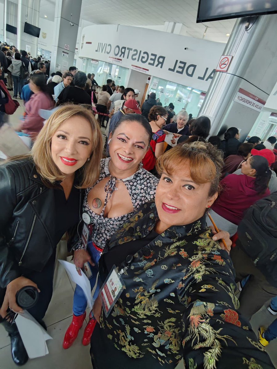 Acompañamos a personas trans a su reconocimiento legal de su identidad. 
Agradecemos el apoyo de la Lic Karla Perez Guerrero encargada del <a href="/DGRCivilCDMX/">Registro Civil de la Ciudad de México</a> y a nuestras hermanas Natasha Figueroa y Daniela Ceron. 
Muchas felicidades, gran trabajo! 
<a href="/CDMXConsejeria/">ConsejeríaCDMX</a> <a href="/ClaraBrugadaM/">Clara Brugada Molina</a>
