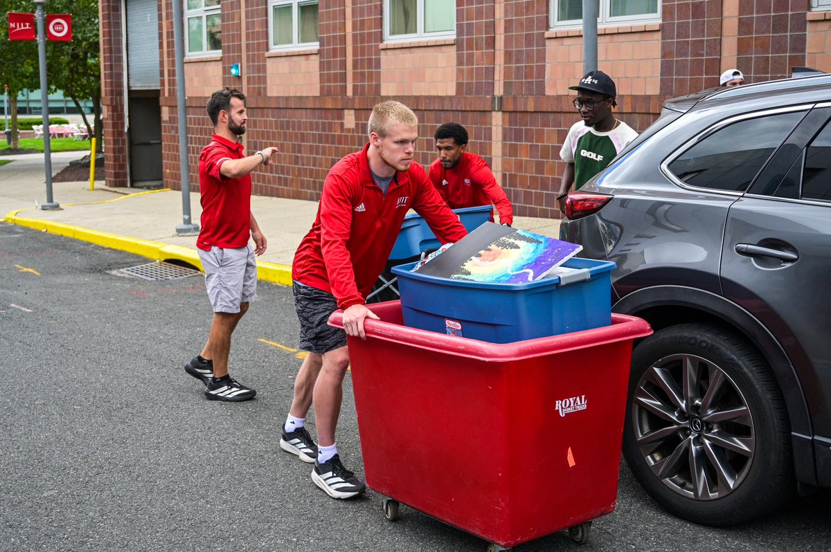 Helping the freshmen on move-in day!

#RollTech ⚔️