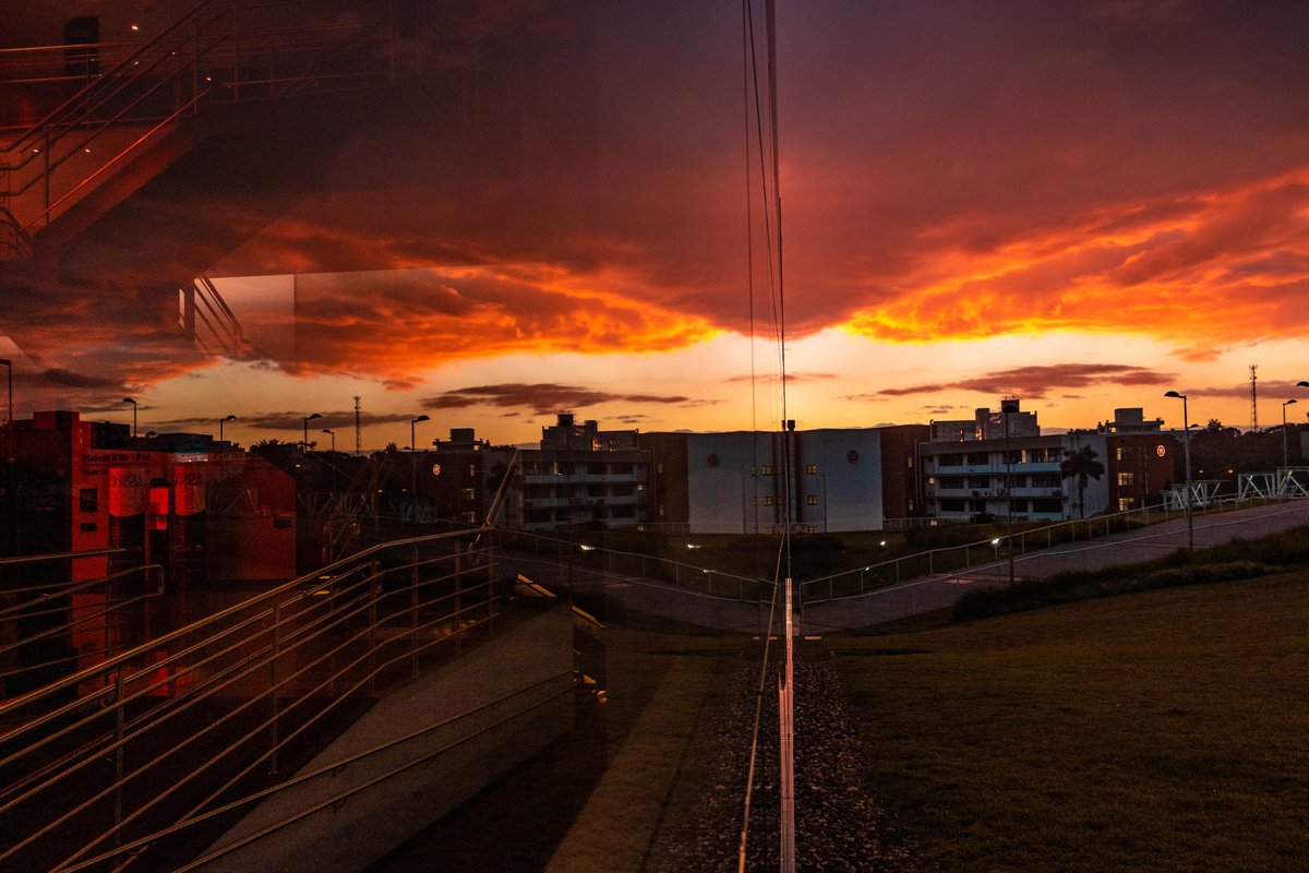 Dizem que um dos pores do sol mais bonitos de Lajeado está aqui na Uni… e a gente não tem como discordar! 🤏✨