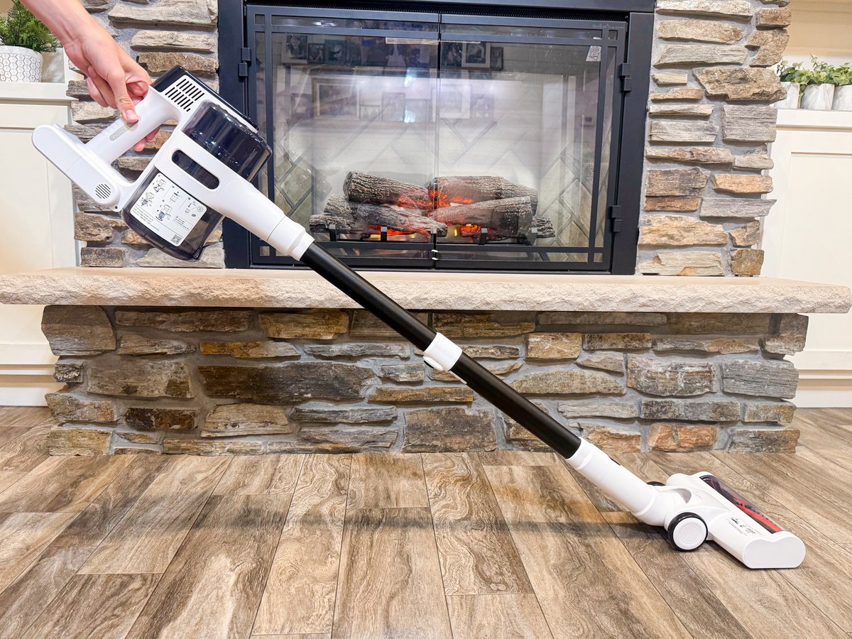 Let's get those houses clean before winter!  This awesome stick vac works great on both carpet as well as hard floors.  We've got a full review over here 👉 emilyreviews.com/2025/08/maircl… #clean #cleaning #vacuum #cleanhouse