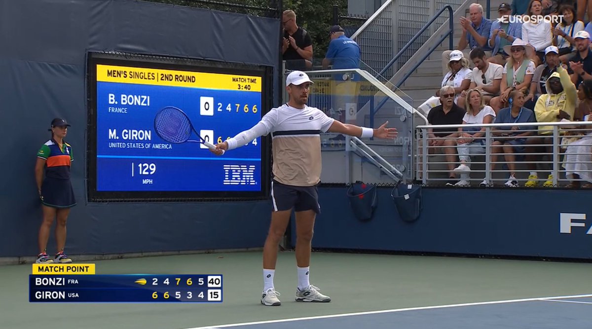 UniversTennis's tweet photo. BONZI ROI DES CINQ SETS 🚨

Après avoir éliminé Daniil Medvedev en cinq manches, Benjamin Bonzi remonte deux sets de retard avant de s'imposer contre Marcos Giron (2-6, 4-6, 7-5, 6-3, 6-4). 🔥🇫🇷

Le Français atteint le troisième tour de l'US Open pour la deuxième fois. 🔙