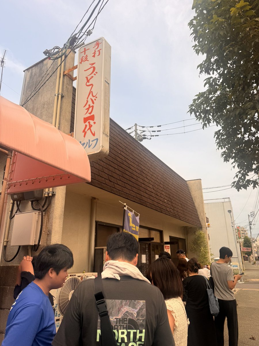 eclipse_crossP's tweet photo. おはようございます！
現在5時50分
おすすめされて来たけど
めっちゃ並んでる！！
とりあえず朝イチ開店と同時に
入れそうではあるけど
とりあえずならんどきやす
 #バカ一代
 #うどん
 #香川 https://t.co/8zFngiL4To