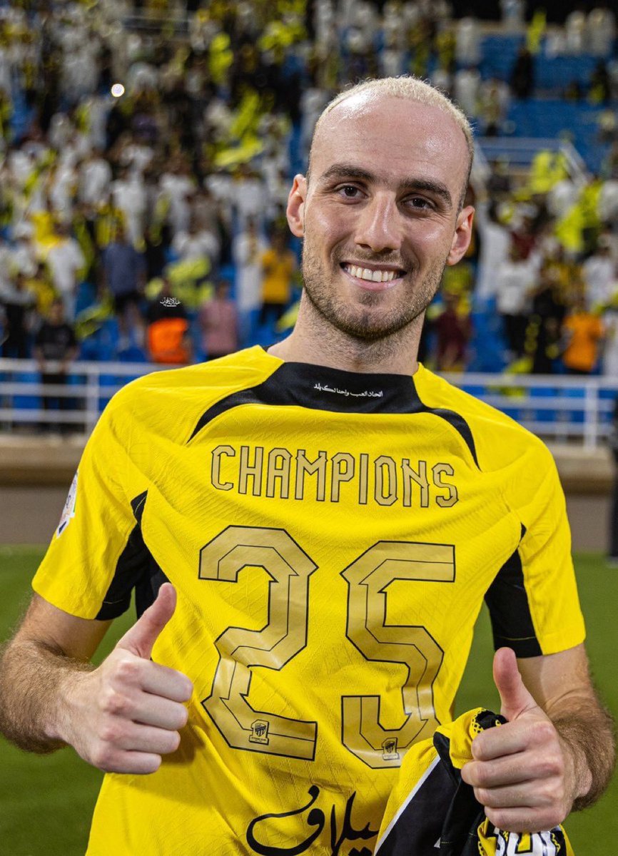 قرار المواليد اسوء قرار وكارثي للأسف تخيل انك توقع مع لاعبين بعقود طويلة وتكتشف بعد سنة لازم تسجلهم من ضمن الـ 8 اجانب او تستبعدهم

بسبب هذا القرار الهلال بيخسر ليوناردو والاتحاد بيخسر ميتاي والأسوء ان الاندية مستحيل تقدم لك عروض توازي قيمة اللاعبين لانهم يعرفون هالقرار الكارثي