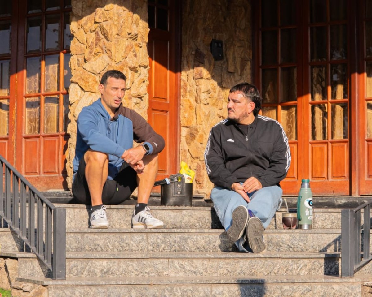 AFAestudio's tweet image. Decir Scaloni es decir Pujato y por eso nos fuimos hasta allá a buscar el alma del DT de la Selección. Lo encontramos charlando con los vecinos y nos fuimos a caminar por el campo. ¿Íntimo? Es mucho más que eso. Es una charla con el corazón.

YA DISPONIBLE EN YOUTUBE 🔴