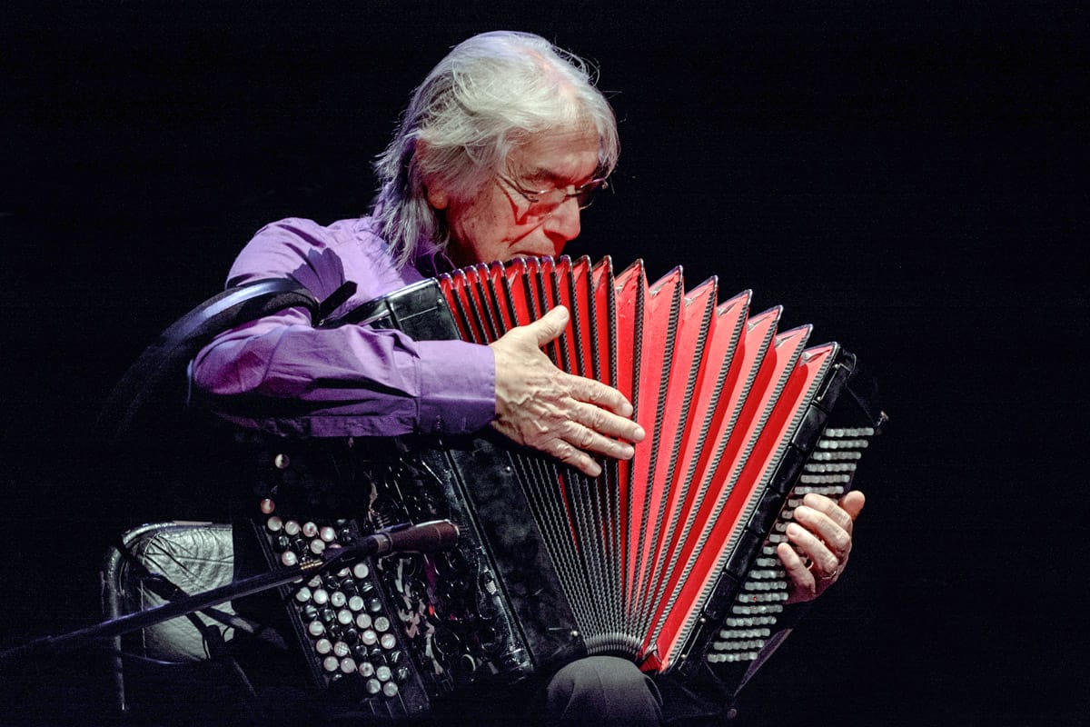 En su acordeón estaba uno de las fundamentos de nuestro sentir como cultura chamamecera y tuvo la inmensa generosidad de compartirlo con el mundo.

Gracias y hasta siempre Raúl Barboza.