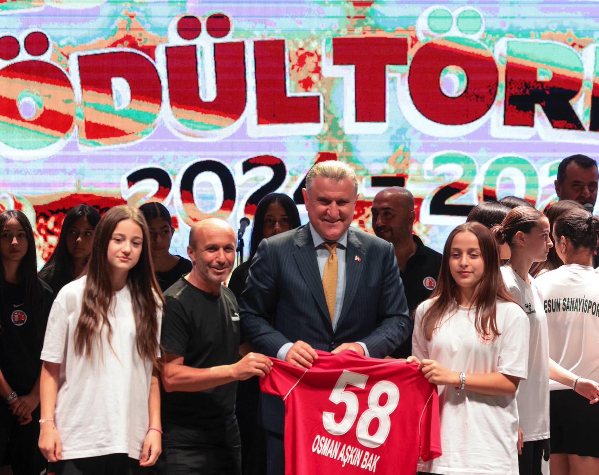 SafaKocoglu's tweet photo. Hayal, tutku ve başarı...✨⚽️

���� Kadın futbolunun yıldızlarını buluşturan II. Kristal Ayaklar Ödül Töreni’ndeydik.

2024-2025 sezonuna iz bırakan kadın futbolcularımızı, teknik ekiplerimizi ve katkı sunan herkesi tebrik ediyorum!🇹🇷

📍Ankara https://t.co/8A85lavEGD
