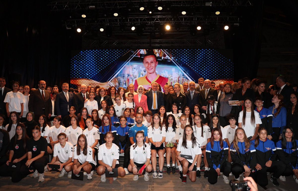 Hayal, tutku ve başarı...✨⚽️

🌟 Kadın futbolunun yıldızlarını buluşturan II. Kristal Ayaklar Ödül Töreni’ndeydik.

2024-2025 sezonuna iz bırakan kadın futbolcularımızı, teknik ekiplerimizi ve katkı sunan herkesi tebrik ediyorum!🇹🇷

📍Ankara