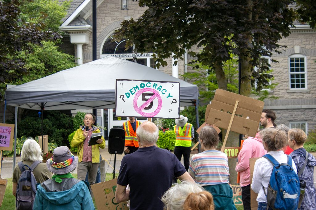ICYMI: Community members and activists gathered at MacDonald Square in Elora on Saturday to voice opposition to Bill 5. ow.ly/yJ5X50WN6LZ