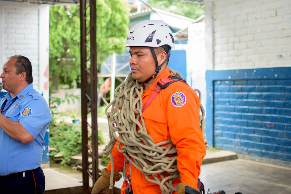 👩‍🚒🔥 Desarrollamos charla educativa sobre prevención de incendios con estudiantes y personal docente del Centro Escolar San Juan Bosco, cantón Candelaria Abajo, San Cayetano Istepeque, San Vicente Sur.