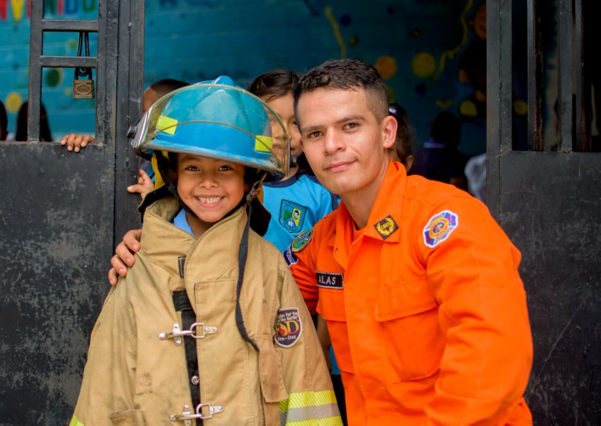 👦👧✅ Los estudiantes aprendieron de forma lúdica y práctica hábitos seguros para prevenir incendios y accidentes en sus domicilios. 🏡🔥