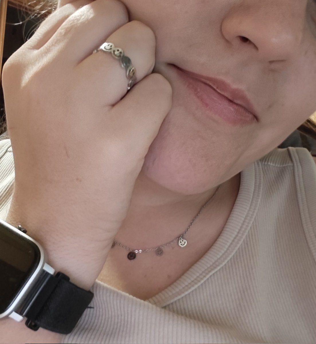 Piagba's tweet image. No soy de comprarme joyas. Pero hoy he visto un anillo de caritas y es que es preciosoo a juego con el collar que ya tenía jejeje