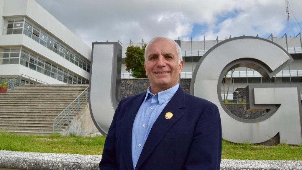 Medio Ambiente Gto (@mambientegto) on Twitter photo El Dr. Héctor Gordon Núñez Palenius, profesor investigador de la <a href="/UdeGuanajuato/">Universidad de Guanajuato</a>, se integró al consejo directivo de la <a href="/ambientalgente/">Procuraduría Ambiental</a>, con el firme propósito de contribuir al fortalecimiento de las políticas ambientales en la entidad.
🍃👇
bit.ly/41NM95R El Dr. Héctor Gordon Núñez Palenius, profesor investigador de la <a href="/UdeGuanajuato/">Universidad de Guanajuato</a>, se integró al consejo directivo de la <a href="/ambientalgente/">Procuraduría Ambiental</a>, con el firme propósito de contribuir al fortalecimiento de las políticas ambientales en la entidad.
🍃👇
bit.ly/41NM95R