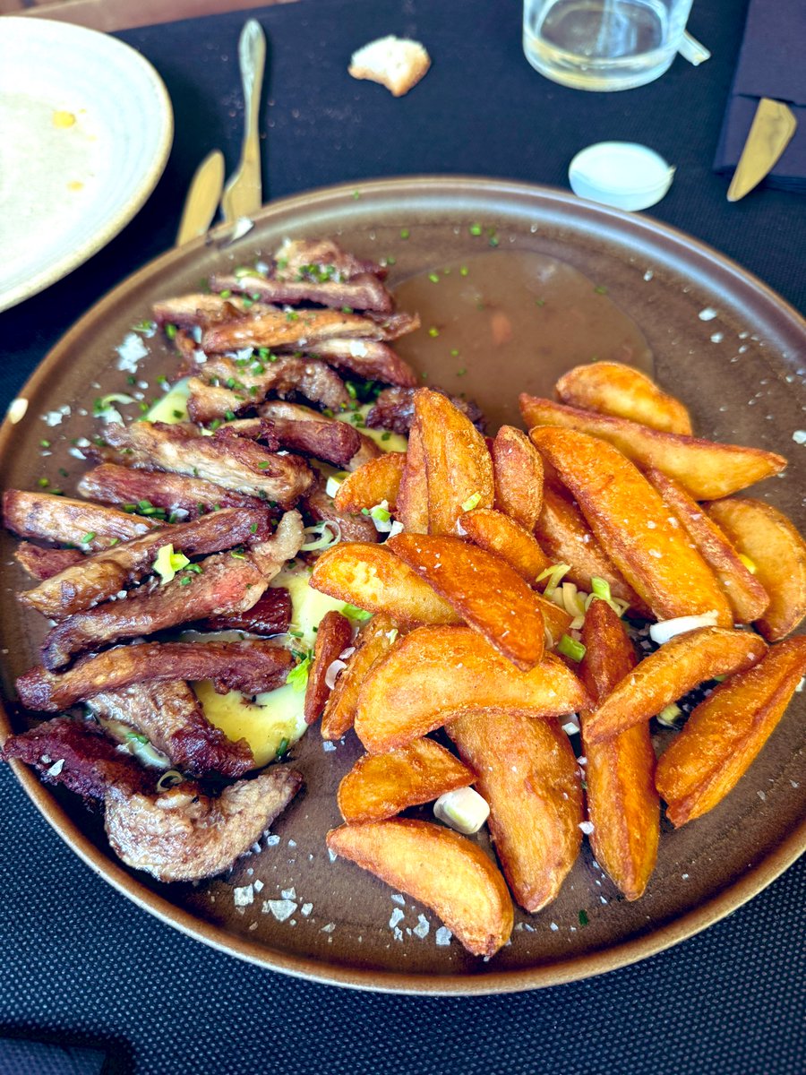 Hemos comido y bebido bien en Muiñada da Barosa. Sitio muy chulo con las cascadas pegadas a la terraza.