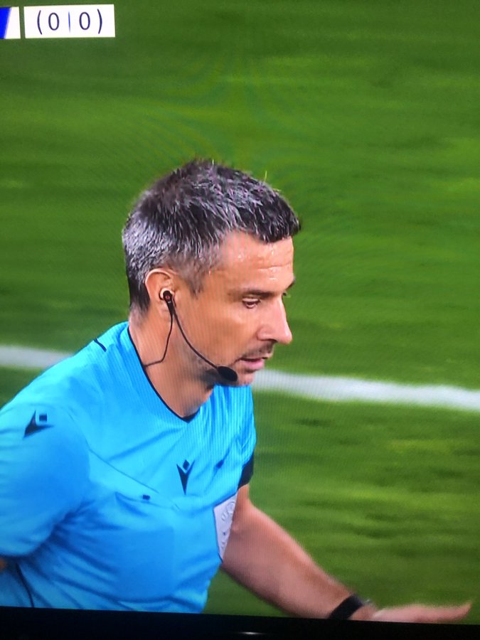 Hakem bizim için hem savunma hem teknik direktörlük yaptı. Morinho yerine Talisca' yı çıkardı. #BENvFB