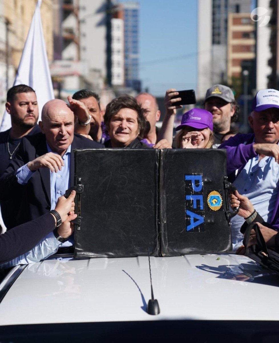 SilMercado's tweet image. No era mejor acordar con el intendente una ruta segura para el Presidente y los militantes que quisieran saludarlo? #EsPregunta