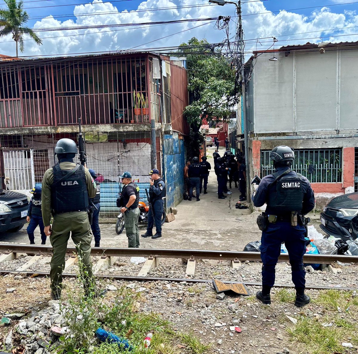 msolartiz's tweet image. Operativo antidrogas en Pavas. #PolicíaMunicipal #PCD #FuerzaPública Tres inmuebles allanados. #EnDesarrollo