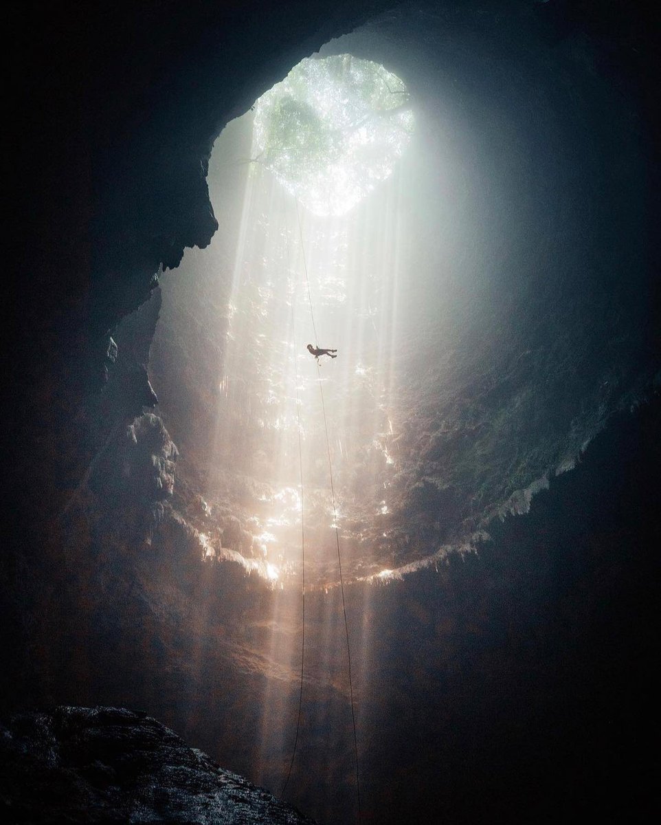 27 Août, la sphère politico-médiatique parisienne se perd en conjectures insondables et en sondages conjoncturels, dans une vacuité vertigineuse de réflexion qui permettrait de nous projeter positivement au-delà de la prochaine loi de finances. Ce déficit-là, le plus dangereux,