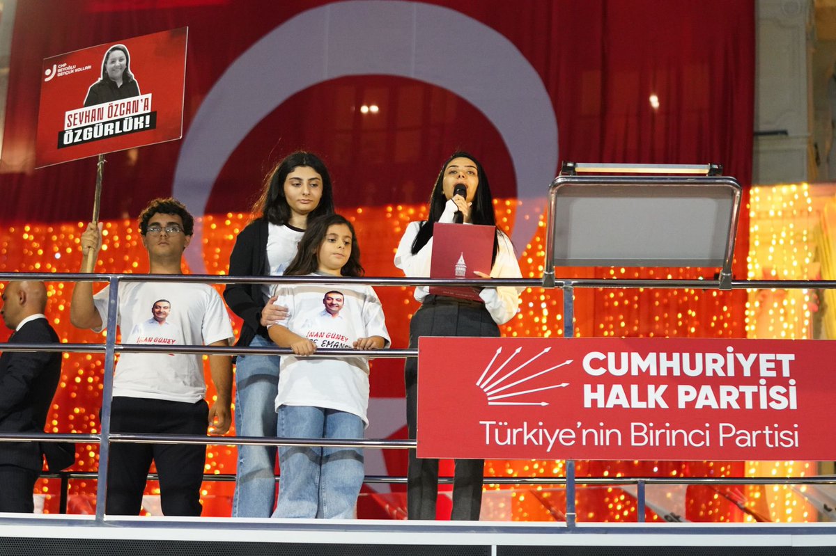 Beyoğlu benim sevdam.

Doğduğum, büyüdüğüm, her sokağında ter döktüğüm yuvamda beni, ailemi, yol arkadaşlarımı yalnız bırakmadınız, sağ olun var olun.

Bu akşam Cumhuriyet Halk Partimizin 50. mitinginde İstanbul’umuz ve Beyoğlu’muzun hakkını savunmak için Genel Başkanımız Özgür