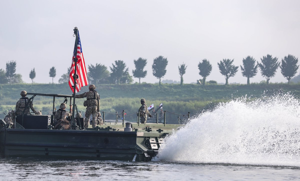 USPACOM's tweet photo. During #UFS25, Soldiers from the @2IDKorea secured a bridge erecting boat during wet gap crossing training.
The combined exercise reinforces the #ROKUSAlliance & a strong joint defense posture.
๐ #southkorea
๐ธ Spc Cheyenne Mayer https://t.co/VTrxWiWaJ6