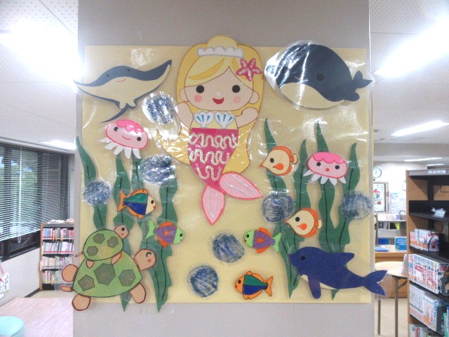 【#かもめん情報局】
このコーナーでは、西葛西・清新町コミュニティ図書館に関する情報を発信中📚
📢「館内のようす」

#清新町コミュニティ図書館 では、
スタッフが心を込めて作成した飾り付けで、館内を彩っています✨
とてもキュートなので、ぜひご覧ください💛

＃図書館