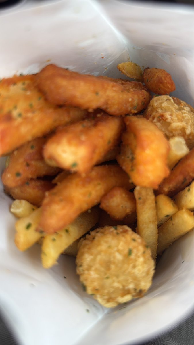 sayo0716's tweet photo. 頂きます😋メロンソーダとポテト🍟 https://t.co/InFVaoetQu