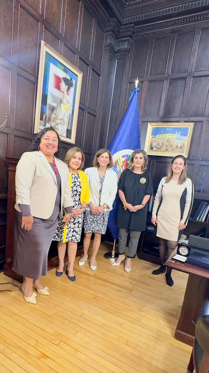 Algunas mujeres que dejan marca en la OEA, hoy antes de la reunión del Grupo de Amigos de Haití: Andrea Alarcón encargada de negocios <a href="/MPColombiaOEA/">Misión Permanente de Colombia ante la OEA</a>, embajadora Alejandra Solano <a href="/CostaRicaOEA/">Costa Rica ante la OEA 🇨🇷</a>, Mara Tekach del Multinational Security Support Mission y Thais Mesquita, encargada de