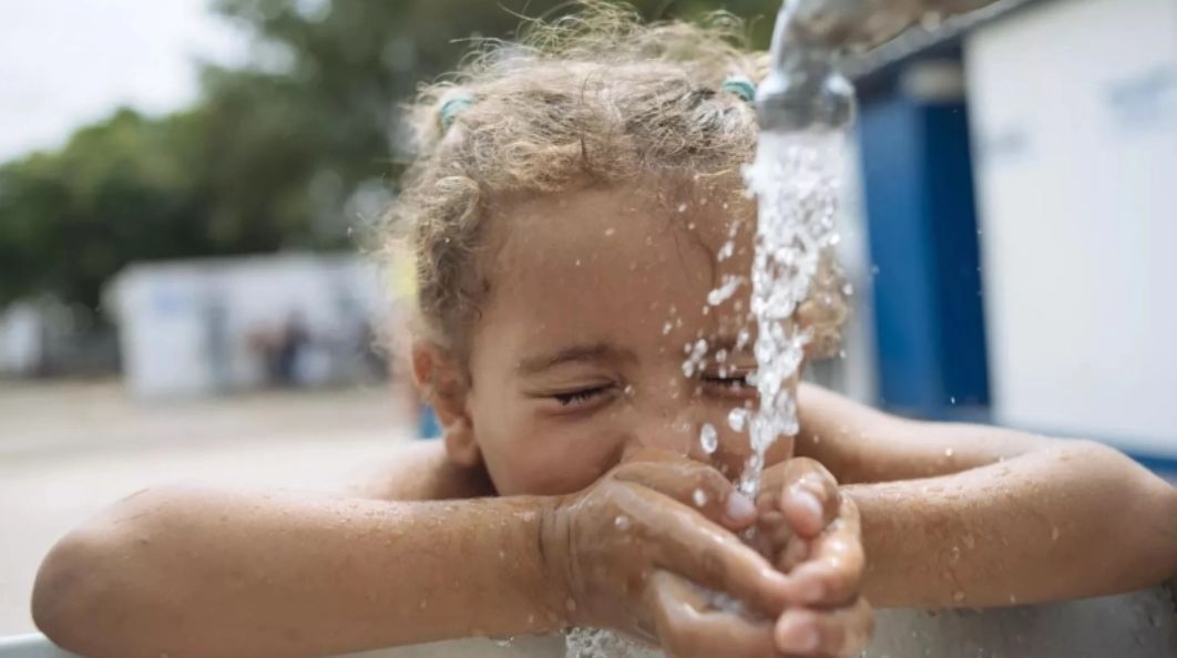 UNGeneva's tweet image. 1️⃣ in 4️⃣ people globally, or 2.2 billion, still lack safely managed drinking water.

#SDG6 is not just a goal. It is a moral imperative. 

This #WWWeek, let us renew our commitment to #WaterAction. 

buff.ly/l6OVe8o