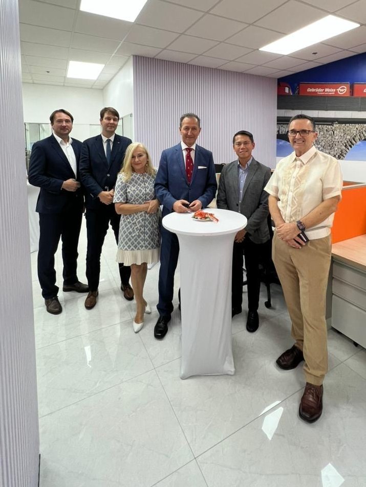 AustriaInPH's tweet photo. 🇦🇹📈🇵🇭 Austrian logistics company Gebrüder Weiss—the world’s oldest freight forwarder (founded ~550 yrs ago)—opened a new office in Manila! Amb. Brieger joined the 20 Aug inauguration, marking Austria’s growing economic footprint in Southeast Asia. https://t.co/VMsBPtuk8h
