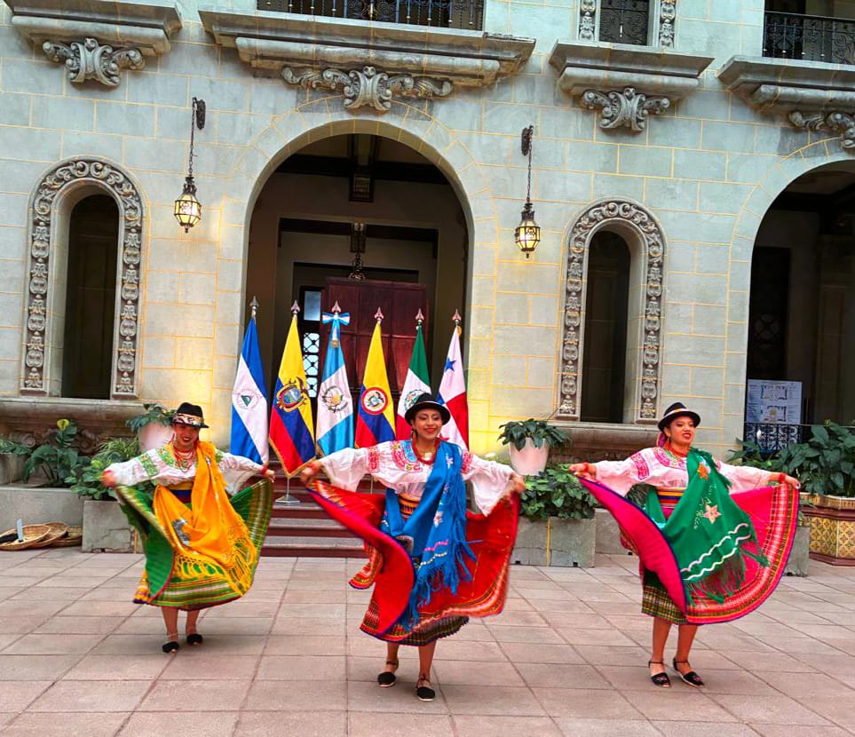 Disfruta del Encuentro Internacional de Música y Danzas Tradicionales. El grupo ecuatoriano Esencia Cultural se presentará en el Teatro Nacional Miguel Ángel Asturias de la Cd. de Guatemala el 28 de agosto a las 20h00. ¡Celebremos la cultura de Ecuador! 🇪🇨 @CancilleriaEC