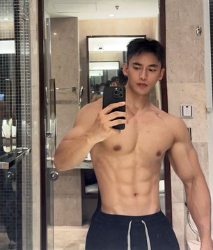 腹筋を撫でたい人はいますか？ 笑う🥰