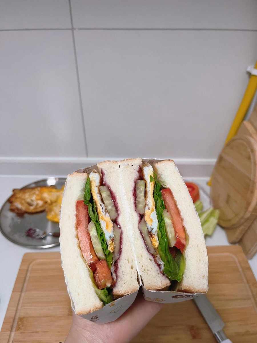 Easy  morning: ‍colorful ᱸveggie  platter ᠎+ ᠎two  slices ‍of  homemade  toast,  full  of energy