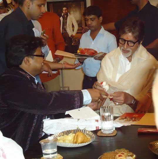 THUGS OF Amitabh Bachchan 🇮🇳 (@prashantkawadia) on Twitter photo Bachchan Morning to #Paa of Bhartiya Cinema and all friends.
चरण स्पर्श गुरुदेव <a href="/SrBachchan/">Amitabh Bachchan</a> Sir
गणपति बाप्पा मोर्या 🚩🚩🚩 Bachchan Morning to #Paa of Bhartiya Cinema and all friends.
चरण स्पर्श गुरुदेव <a href="/SrBachchan/">Amitabh Bachchan</a> Sir
गणपति बाप्पा मोर्या 🚩🚩🚩