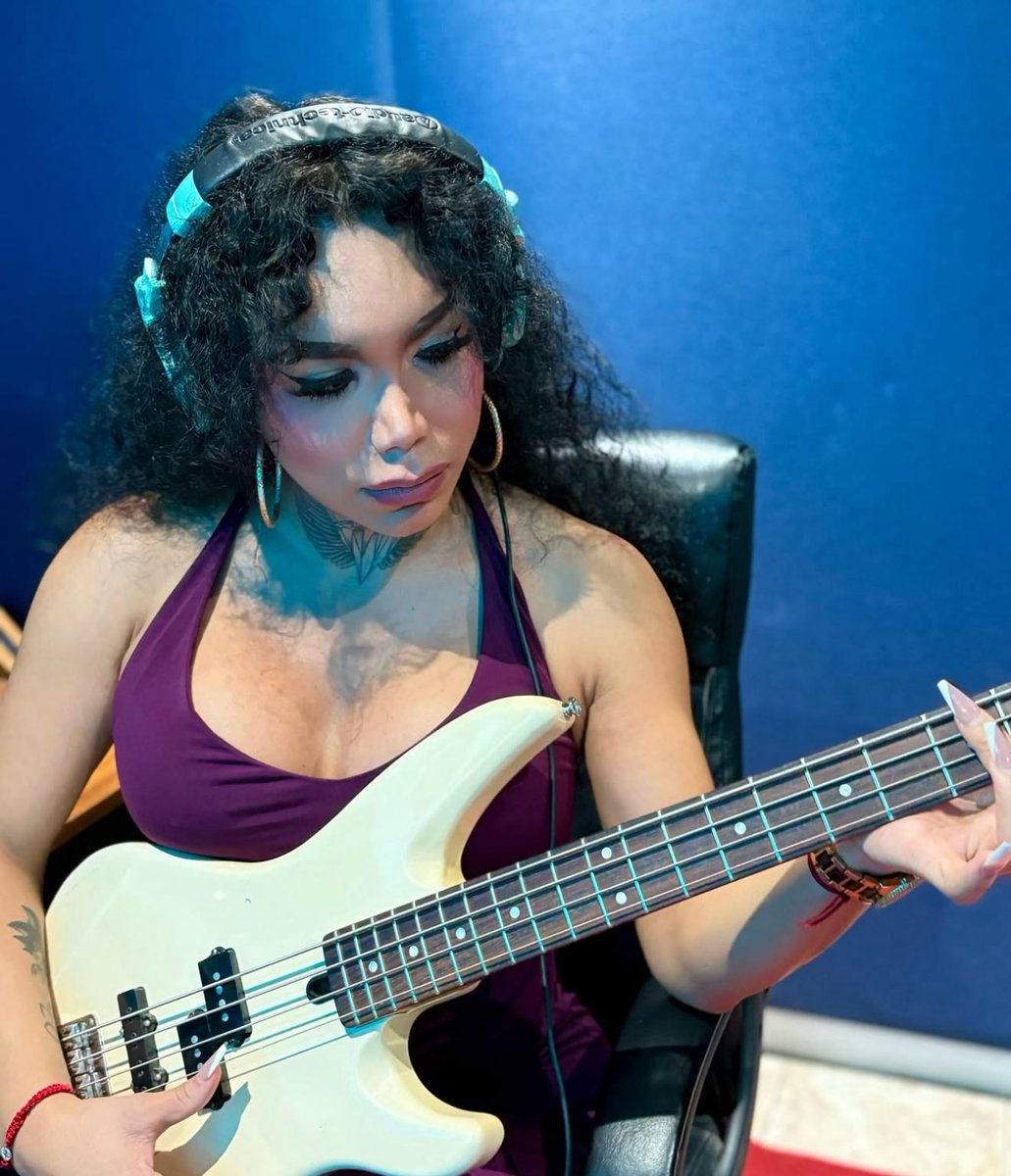 Aaron Jandette (@aaronjandette_) on Twitter photo Charli XCX en el estudio, grabando lo que será el álbum sucesor de BRAT que saldrá en el 2026 Charli XCX en el estudio, grabando lo que será el álbum sucesor de BRAT que saldrá en el 2026