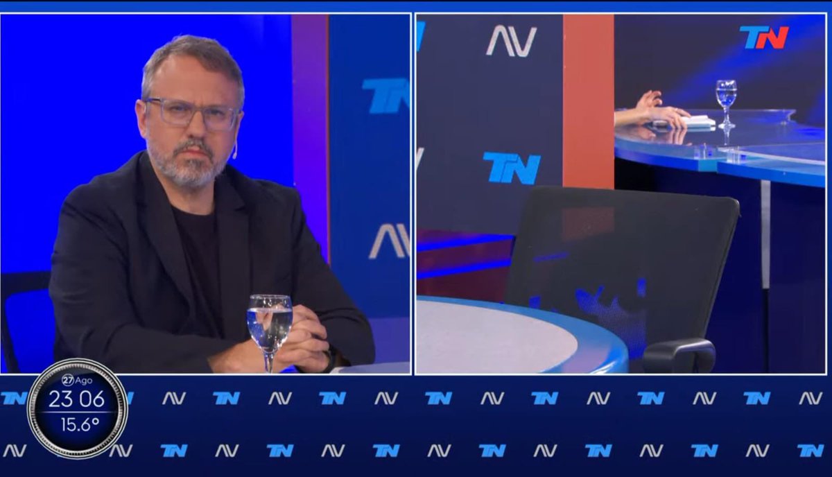 Lamentablemente los bonaerenses no pudieron escuchar el debate entre las dos opciones principales que tienen para las elecciones del 7/9. Fui con ganas de discutir ideas y el futuro de la Provincia, pero el candidato del kirchnerismo pegó el faltazo. Una pena!