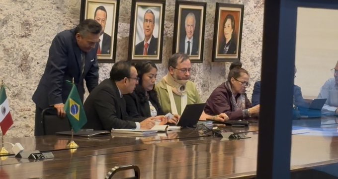 LuisCardenasMX (@luiscardenasmx) on Twitter photo 🔴 ¡SERVICIO A DOMICILIO! EL MP EN EL SENADO
Aunque Fernández Noroña y Emilio González dijeron que acudirían a presentar denuncia, fue el Ministerio Público quien llegó a Xicoténcatl para tomarles declaración.
Información <a href="/gemonroy/">Jorge Monroy 🇲🇽</a> 🔴 ¡SERVICIO A DOMICILIO! EL MP EN EL SENADO
Aunque Fernández Noroña y Emilio González dijeron que acudirían a presentar denuncia, fue el Ministerio Público quien llegó a Xicoténcatl para tomarles declaración.
Información <a href="/gemonroy/">Jorge Monroy 🇲🇽</a>