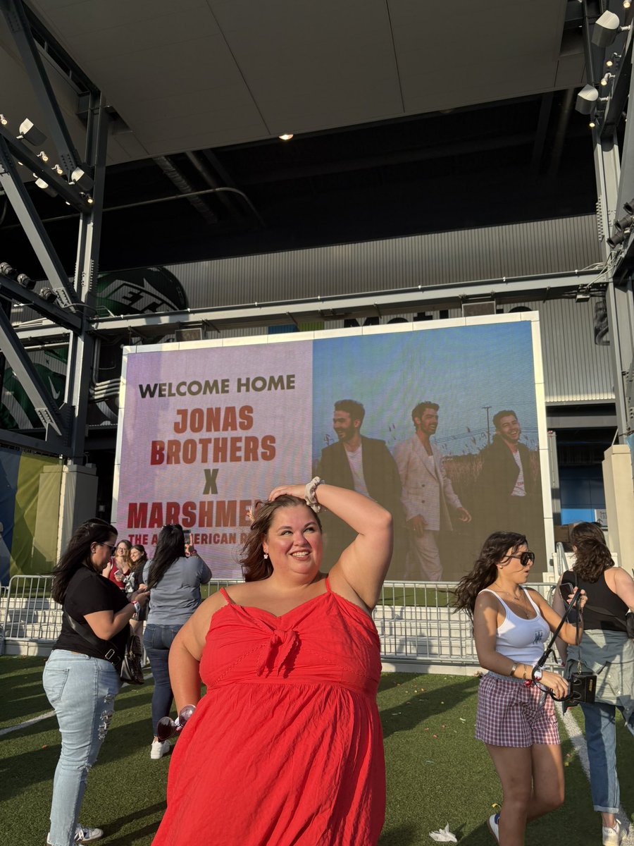 nicolebeyerr's tweet photo. Guys I saw the @jonasbrothers for my first concert 15 years ago from today (with Demi lovato) and then almost 15 years later saw them again!! (with special guest @ddlovato )Living the dream😭 https://t.co/bbpNZcl3eB