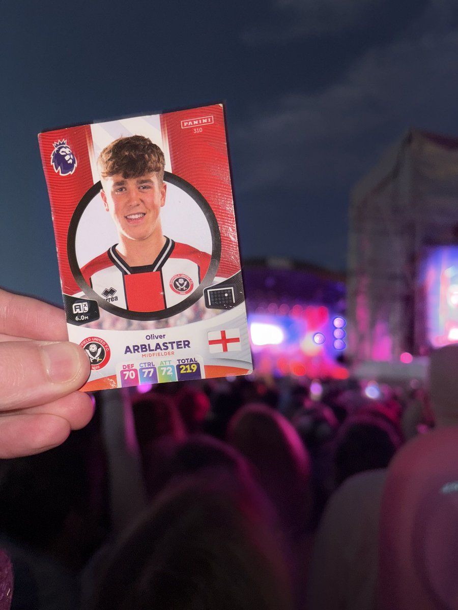 Pomplit's tweet image. First guy to ever take Olly Arblaster match attax to a Chappell Roan concert