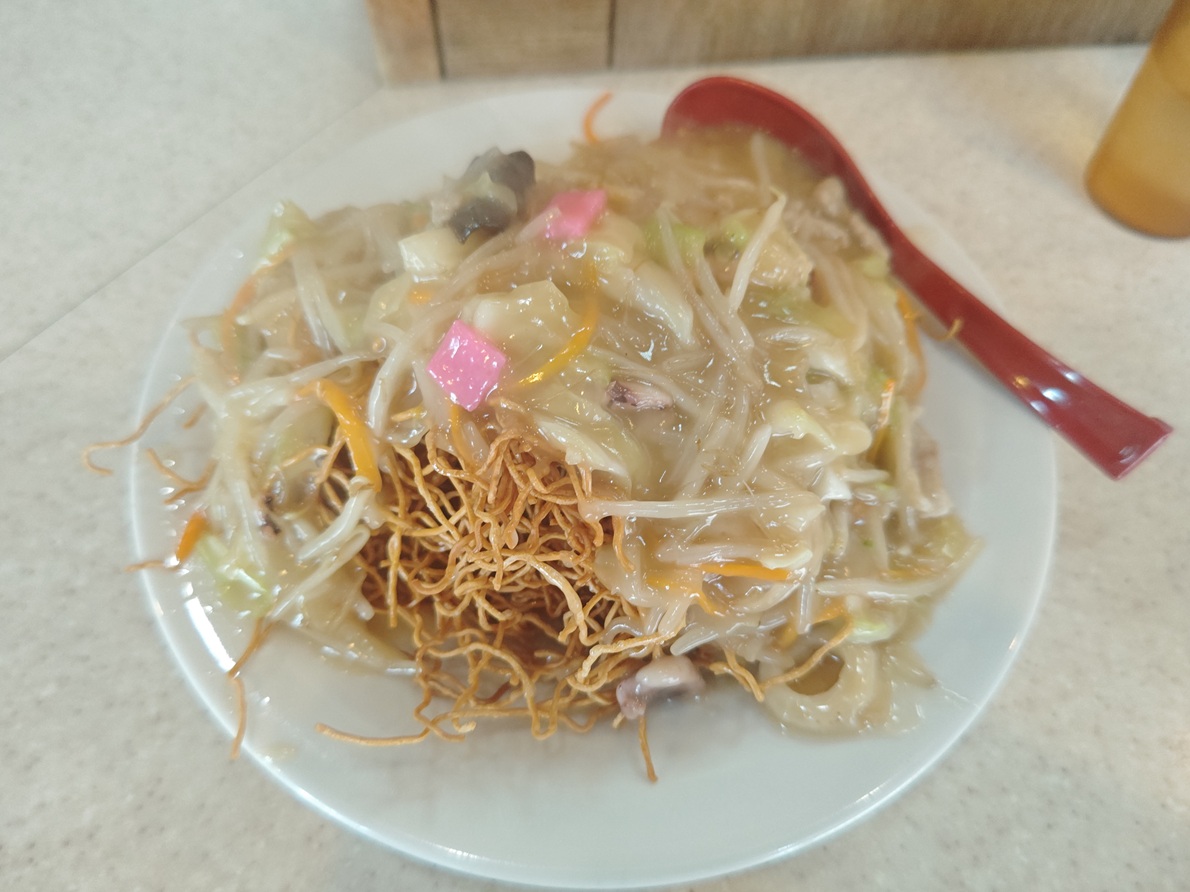 新中野　「長崎ちゃんぽん・皿うどん　 球磨」

八丁堀某店でエベレストクラスの野菜餡は見慣れているが、この麺の多さは過去一か？

野菜の甘さと海鮮や練物の良い出汁が出ていて豚骨と鶏ガラスープとの絶妙な組み合わさり
野菜もシャキッとしていて皿うどんとしては斬新

いやぁ、メッチャ旨いです