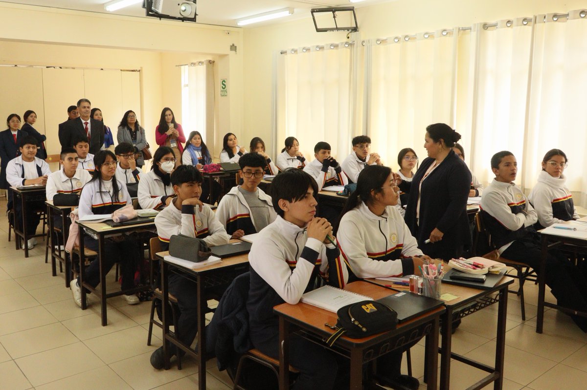 🇵🇪🇪🇨 Recibimos a una delegación de docentes ecuatorianos que está en Lima para conocer el modelo educativo peruano. Visitaron la #EscuelaBicentenario Víctor Raúl Haya de la Torre (Ate), el #COAR Lima y la Escuela de Educación Superior Pedagógica Pública Monterrico.