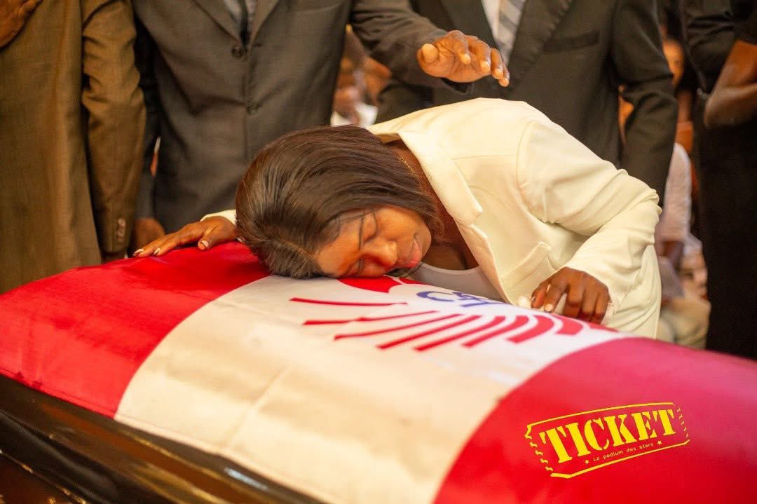 Maten an map fè foto sa , Kè ap Rache
mpaka Kenbe dlo nan jem map gade
Manman jeune lan ki kouche sou sekey la
Pa gon manb lan CPT KI MET PYE