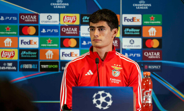 Grande resposta do António Silva.

«As pessoas julgam muito aquilo que é um jogador por aquilo que vêem dentro de campo e não percebem às vezes aquilo que acontece fora de campo. Há muita coisa que influência um jogador de Futebol. A época passada foi uma época muito difícil para