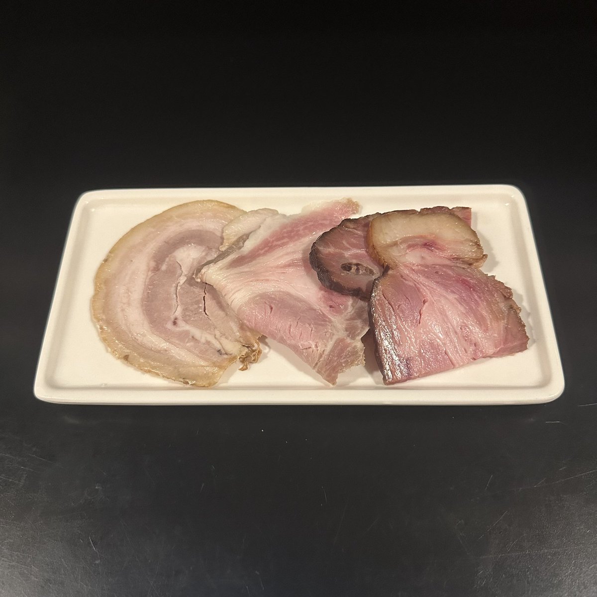 らぁ麺 飛鶏@春日井（8/17）

8月17日夜のつけそば
TP：平田牧場バークシャー50 三種盛り

ニュルツルモチモチとコシ抜群な平打ち麺🍜
秋刀魚の強いエグニガ感と塩味のジュレ🐟

豚に鶏の旨味広がる醤油ダレもしっかりなつけ汁めちゃ旨🐖

別皿の豚チャーシューも絶品🌟

最高に美味しかった🥹