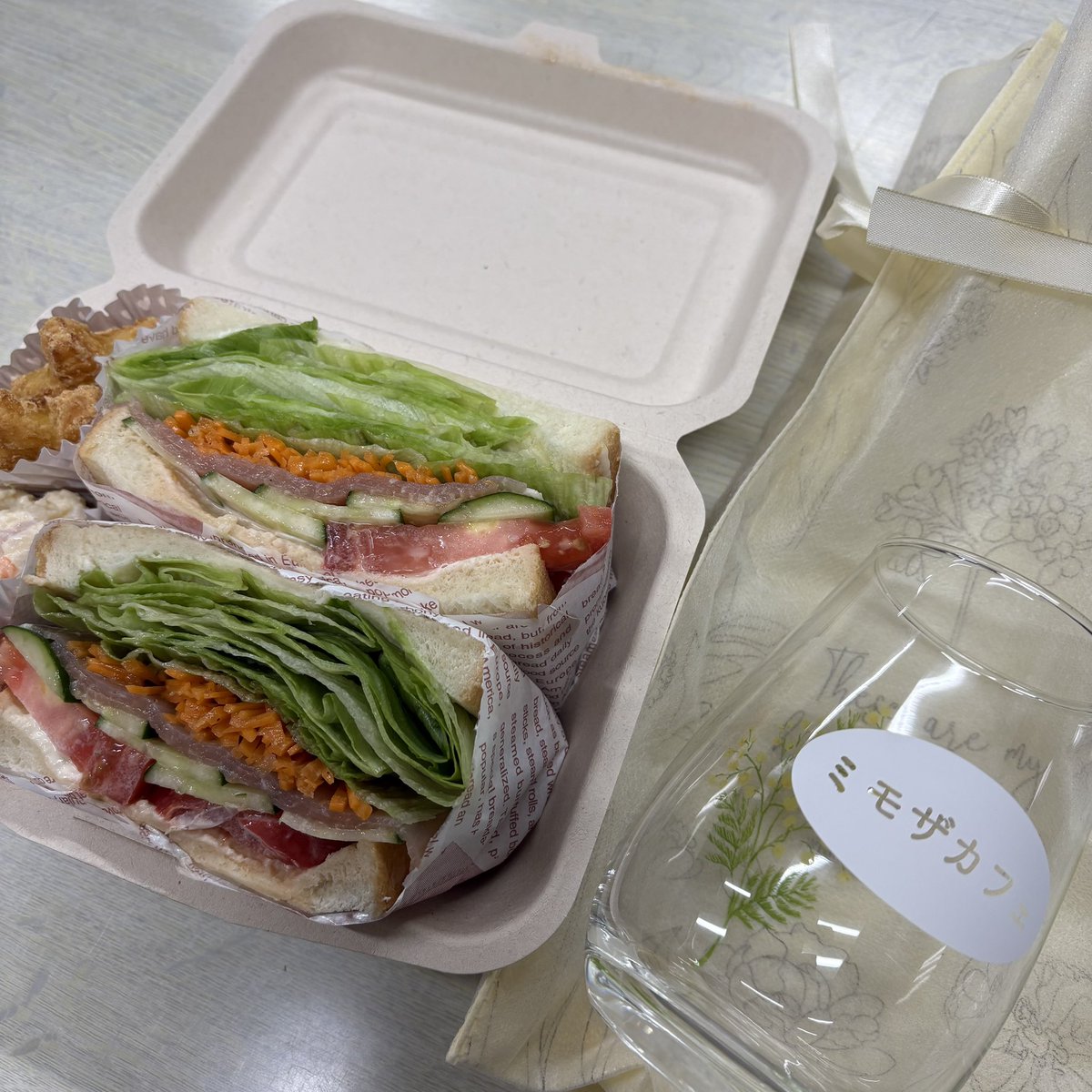 #ミモザカフェ　さんにて
#谷根千小さなお店巡りスタンプラリー　
かわいいグラスありがとうございます😊
美味しいサンドイッチ　テイクアウトしました